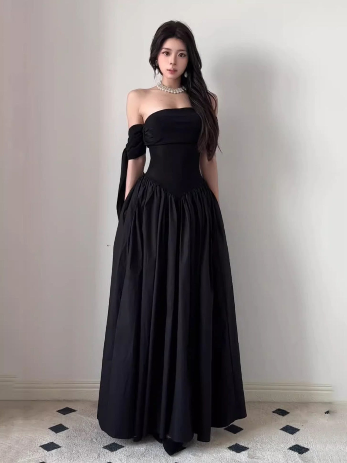 French Hepburn Wind Shoulder Fluttering Large Skirt Black Dress Women's New Thin Temperament Royal Sister
