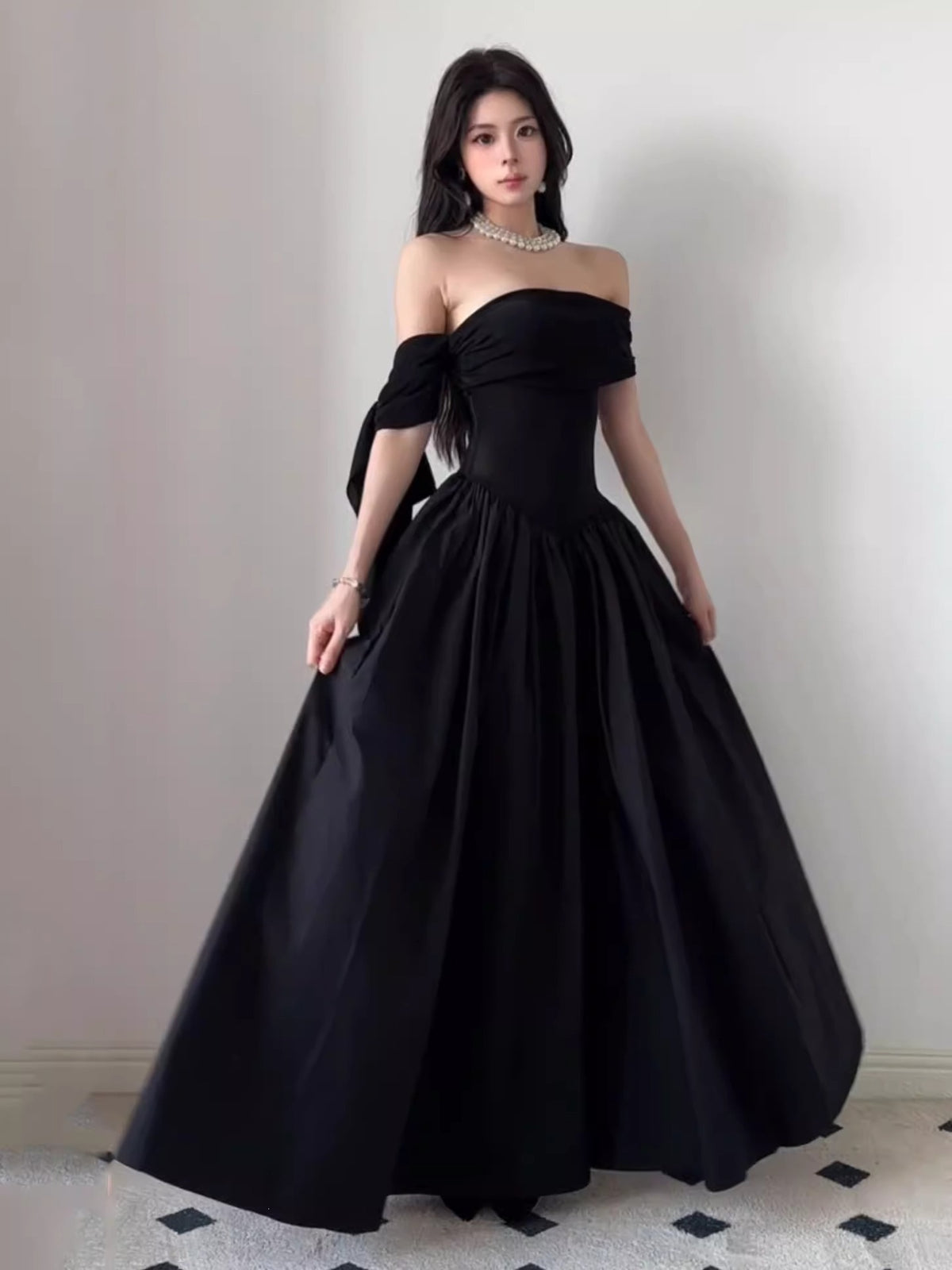 French Hepburn Wind Shoulder Fluttering Large Skirt Black Dress Women's New Thin Temperament Royal Sister