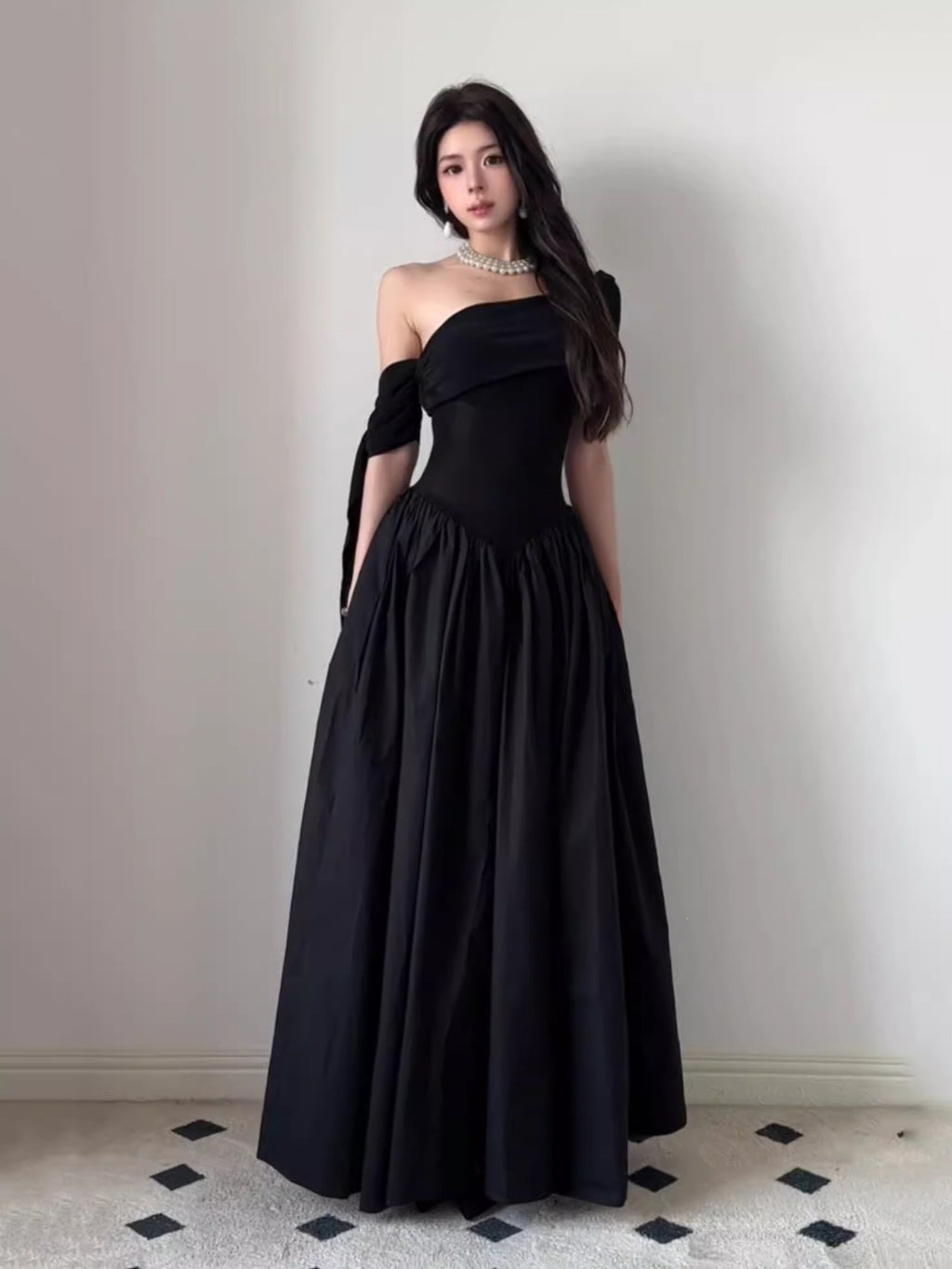 French Hepburn Wind Shoulder Fluttering Large Skirt Black Dress Women's New Thin Temperament Royal Sister