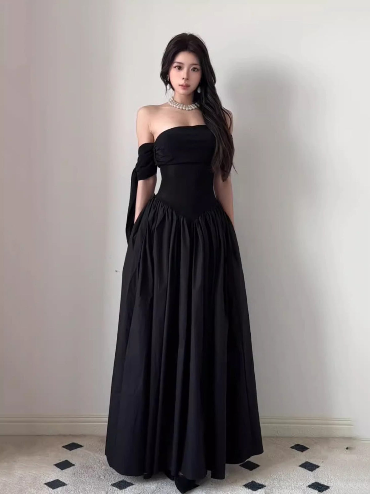 French Hepburn Wind Shoulder Fluttering Large Skirt Black Dress Women's New Thin Temperament Royal Sister